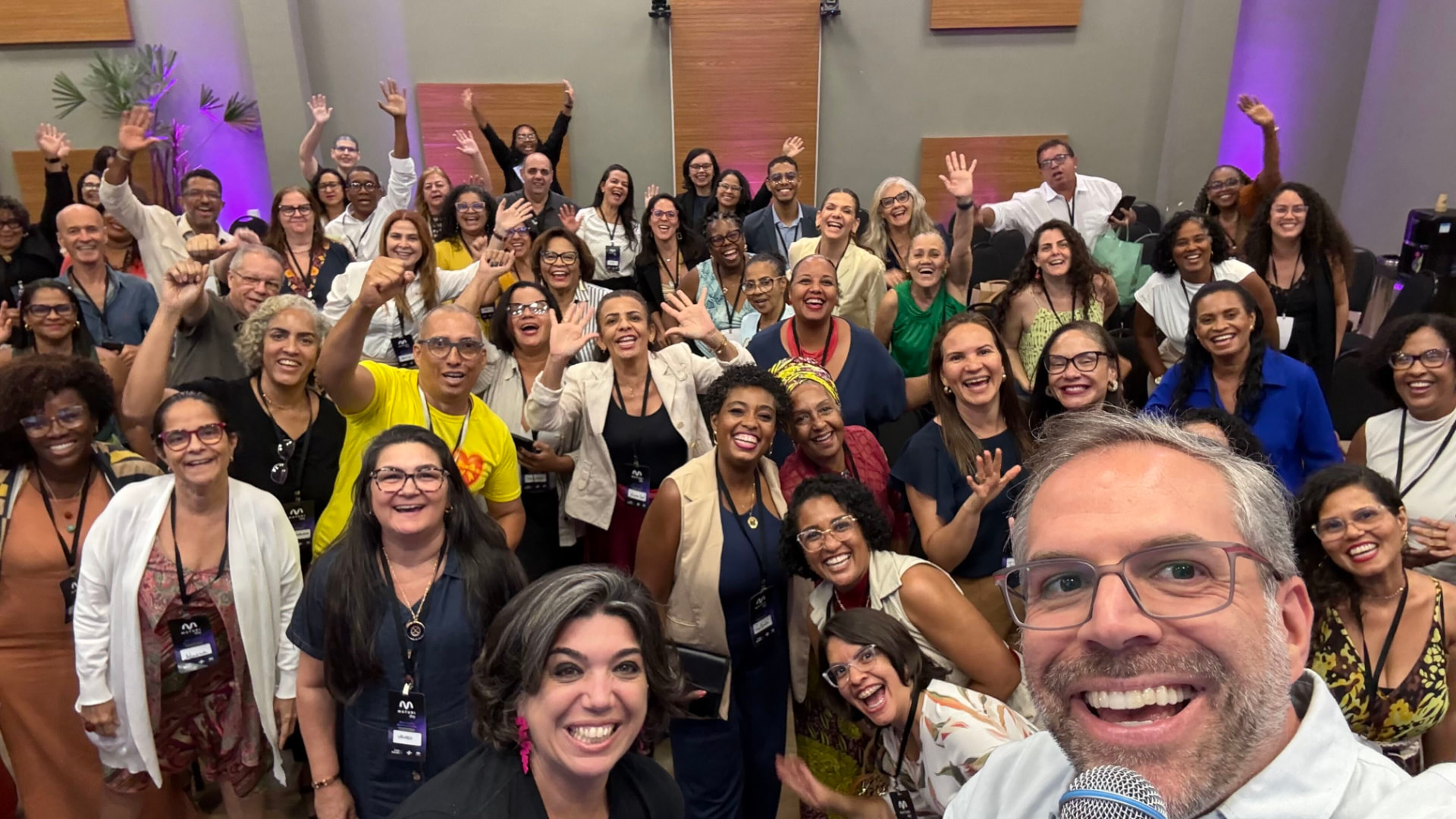 Participantes do MaturiDay reunidos e sorrindo em uma edição anterior