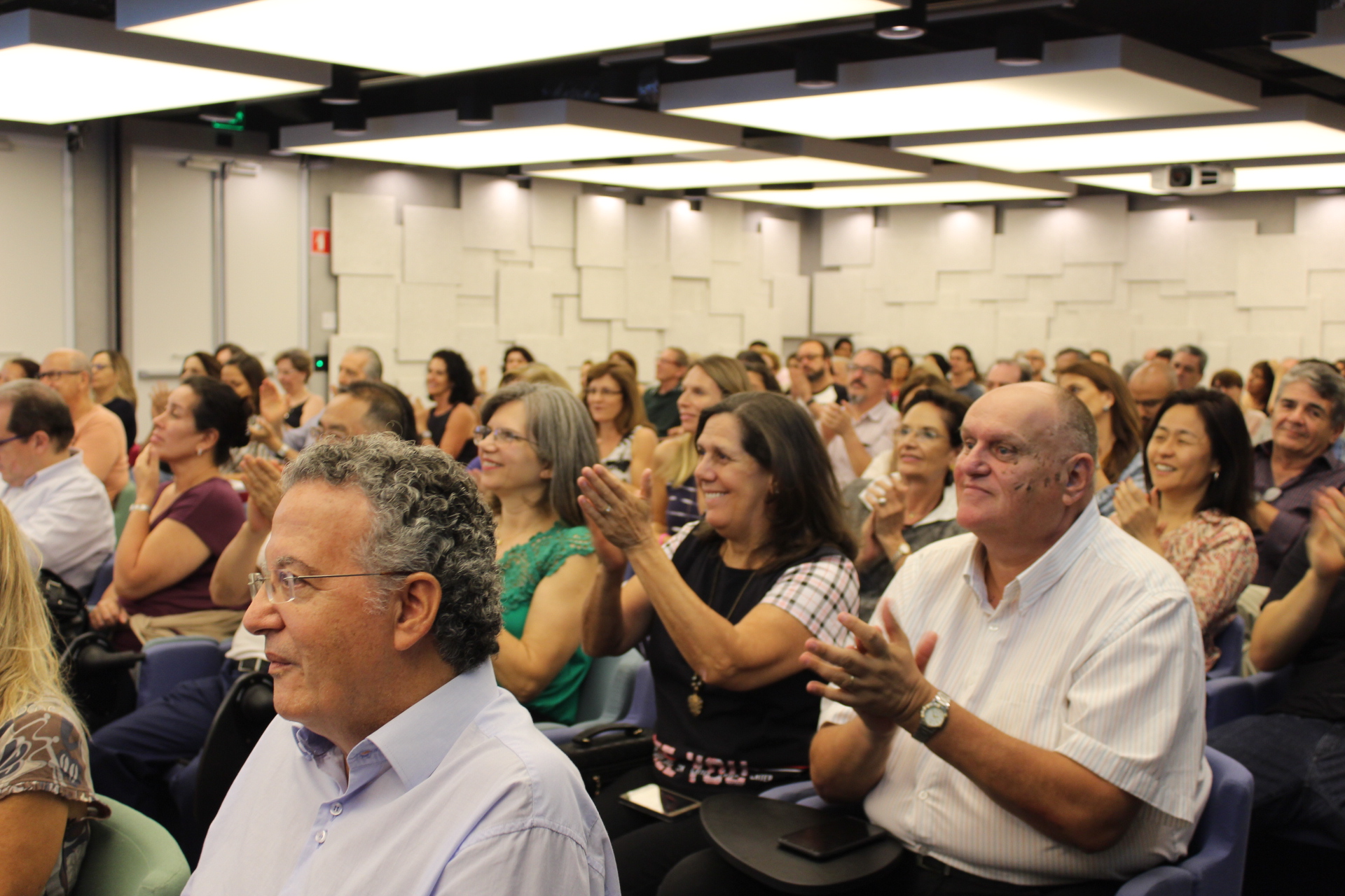 Plateia em edição anterior do MaturiDay aplaudindo